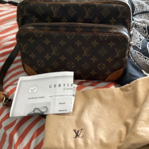 Louis Vuitton - Picture 2 of 5